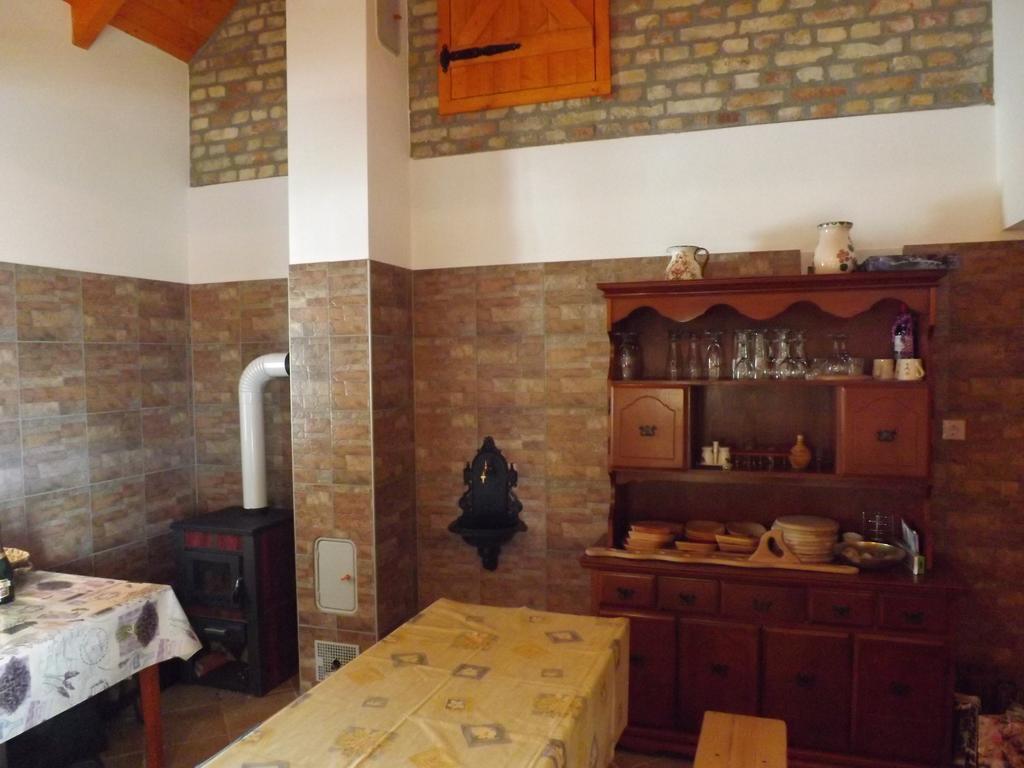 Nagybajcsi Koertefa Vendeghaz Daire Oda fotoğraf